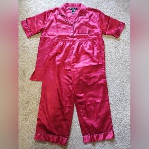 Satin red pajamas with black piping detail L large